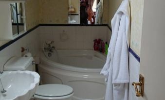 Hayleaze Bed & Breakfast - Housity