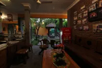 Guest House Rumah Wahidin Syariah Hotels in Mayangan