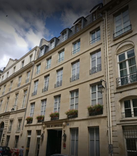 1. Hôtel Un..