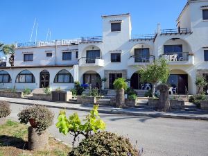 Room in Apartment - One Bedroom Apartment - Just 800 m from the Beach