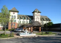 The Chateau Bloomington Hotel and Conference Center Hotel dekat University of IL Extension
