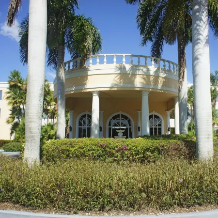 La Quinta Inn & Suites by Wyndham Naples Downtown
