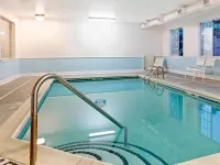 Super 8 by Wyndham Salisbury - Swimmingpools