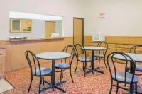 Super 8 by Wyndham Mountain Home - sarapan