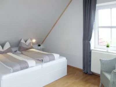 Rosenboom Hotels in der Nähe von ev. luth. Heilig-Kreuz Kirche Pakens/Hooksiel