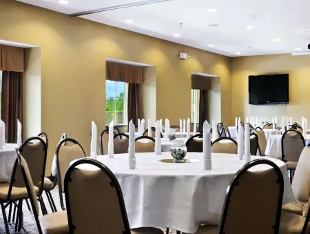 Microtel Inn & Suites by Wyndham Marietta Отели рядом с достопримечательностью «Больница Мариетта Мемориал»