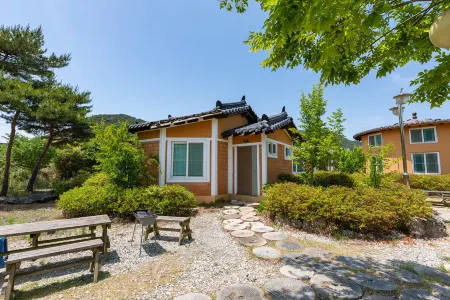 Gochang Hwangto Bokbunja Pension Отели рядом с достопримечательностью «Chan Yun Temple»