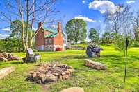 Historic 'Hammond House' w/ Wine Country View! Hotels near Cedar Creek Winery LLC