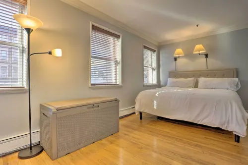 Couple’s Hub Near MetLife, Walk to Public Transit!