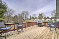 Blue Heron Cottage with Game Room, Deck and Hot Tub! 로건 호텔