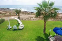 Sea Front Villa with Private Heated Pool, Quiet Area Paphos 322 -  Casas de vacaciones