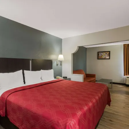 Econo Lodge Inn & Suites