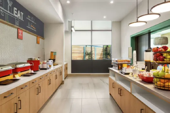 Hampton Inn & Suites - San Mateo