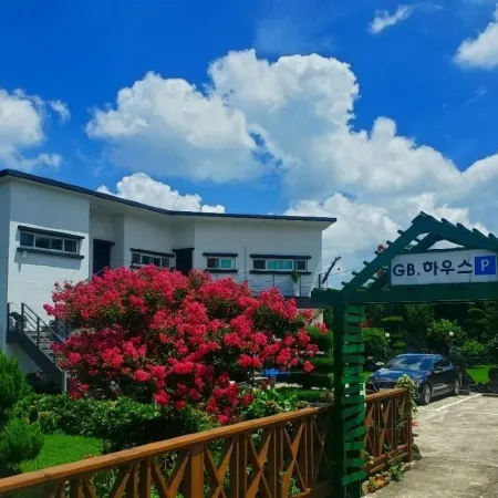 Jeju GB House Pension Отели рядом с достопримечательностью «Парк аттракционов «Эколенд»»