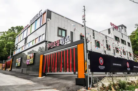 Namwon Queens Drive IN Отели в г. Намвон