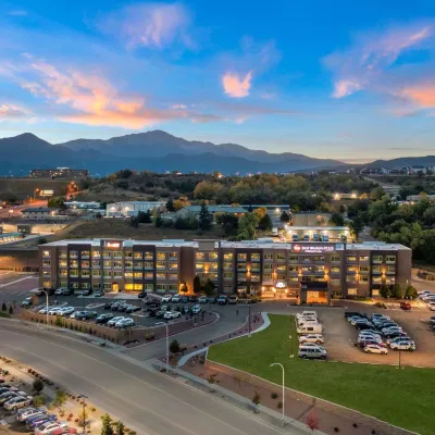 菲爾莫爾貝斯特韋斯特優質行政公寓飯店 Colorado College附近的飯店