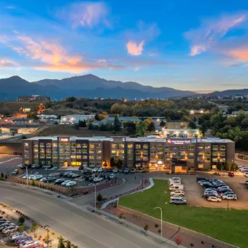 Best Western Plus Executive Residency Fillmore Inn Отели рядом с достопримечательностью «Парк Монумент Вэлли»