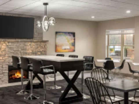 La Quinta Inn & Suites by Wyndham Lake George クイーンズベリーのホテル