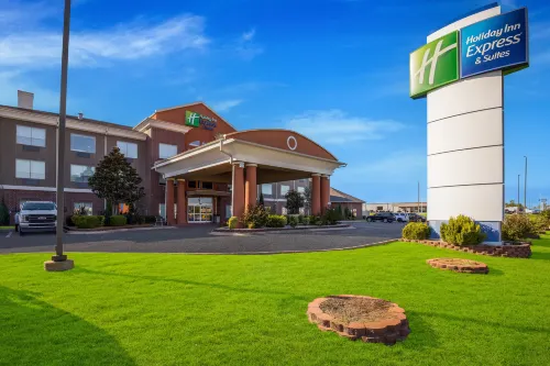 Holiday Inn Express & Suites OKMULGEE by IHG - parking