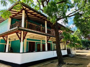 Funky Leopard Safari Lodge Bordering Yala National Park