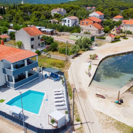 Franka Hotels in Pasman