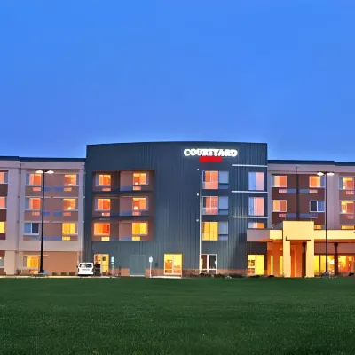 Courtyard Milwaukee Airport Hotels near Wisonsin Center