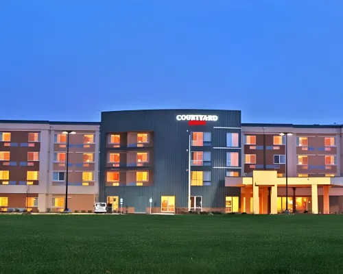 Courtyard Milwaukee Airport Hotels near Pitman Theater