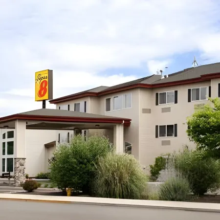 Super 8 by Wyndham Central Pt Medford
