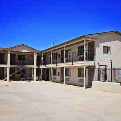 Bowen Motel Hotel Exterior