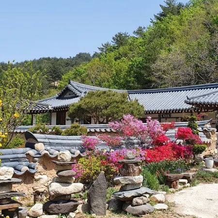 Gangneung Wangsangoal Hanok Pension Отели рядом с достопримечательностью «Музей кофе»