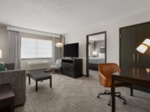 ฮอลิเดย์ อินน์ & สวีทส์ แอลบูเคอร์คี แอร์พอร์ต บาย ไอเอชจี โรงแรมในแอลบูเคอร์คี