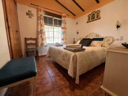 One Bedroom Cortijo with Pool - Ideal for a Relaxing Getaway Отели рядом с достопримечательностью «Mirador Barranco del Rio Higueron»