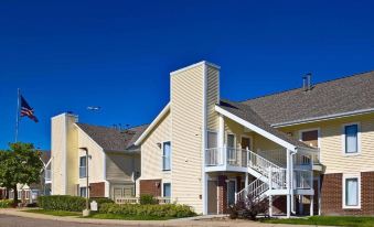 Staybridge Suites Burlington-Boston - Housity
