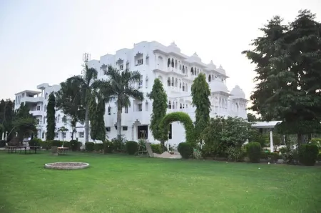 Hotel Padmini, Chittorgarh Отели рядом с достопримечательностью «Tower of Fame»