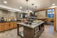 Best Western Plus Superior Inn فنادق في غراند ماريس