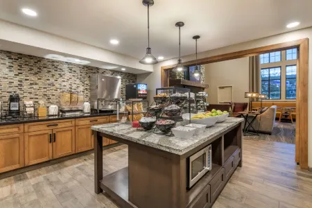 Best Western Plus Superior Inn Отели рядом с достопримечательностью «Drury Lane Books»