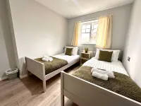 Spacious 4 Bed House with parking in Wolverhampton