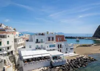 Roccobarocco Boutique Hotel Hôtels à : Serrara Fontana