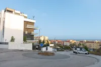 Contemporary One-Bedroom Apartment Отели в г. Альгарробо