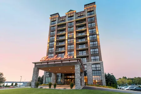Shoreline Inn & Conference Center, Ascend Hotel Collection Отели рядом с достопримечательностью «Беюкма Плейфилд»