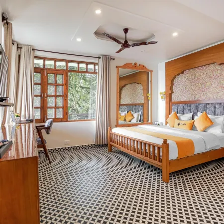 Pax Hotel Ark 150 Meters from Mall Road