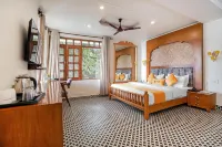 Pax Hotel Ark 150 Meters from Mall Road - غرفة مطلة على الجبل