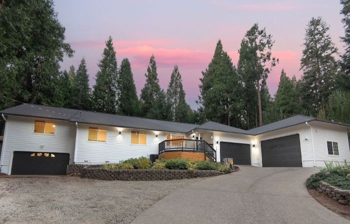 Modern Mountain Retreat - Wineries, Lakes, Nature
