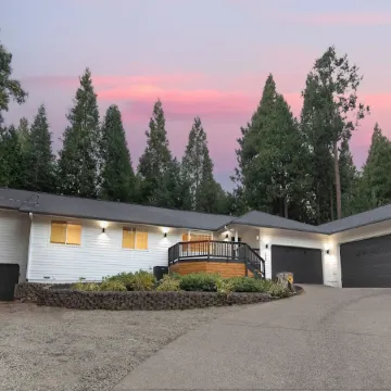 Modern Mountain Retreat - Wineries, Lakes, Nature