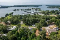 Captains Quarters- located within walking distance to local marina