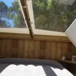 Close to the Zoo; Unusual Wooden Hut with 2 Bedrooms Overlooking the Sky.