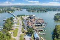 Luxury Lakefront Condo In The Heart of Smith Mtn. Lake!!! 4BR 3BA!!!