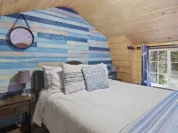 Tiny Home A, just steps from Mt. Rainer Nat. Park w/firepit. Hotels in Ashford