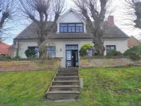 Vacation home for families/groups/friends Dogs allowed 8 adults 2 children