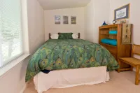 Private Beach Access, Clean, Comfortable Home between Sequim & Port Angeles